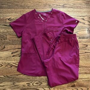 ELLE women’s scrub set